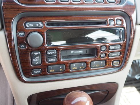 Used 2000 Cadillac De Ville DTS w/ Safety/Security Pkg image 18