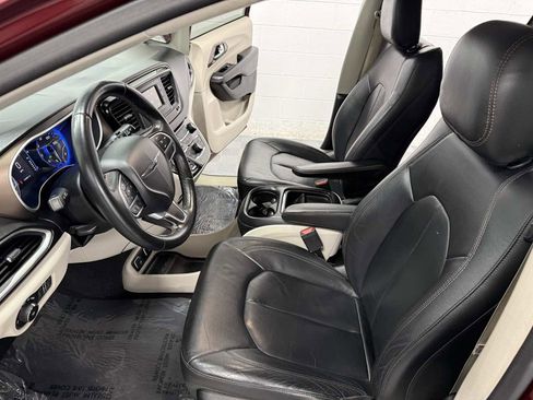 Used 2017 Chrysler Pacifica Touring-L image 10