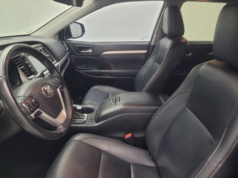 Used 2017 Toyota Highlander XLE w/ Carpet Mat Package image 17
