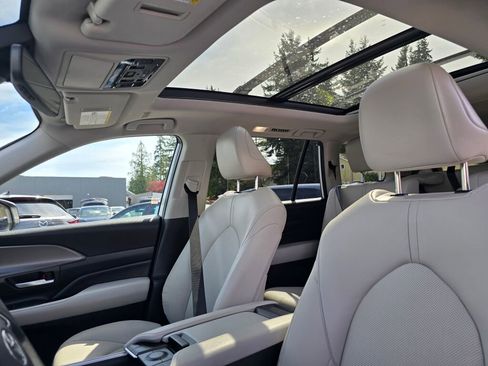 Used 2024 Toyota Grand Highlander AWD image 4