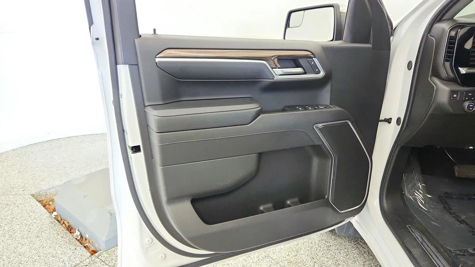 Used 2024 Chevrolet Silverado 1500 LT AWD/4WD image 25