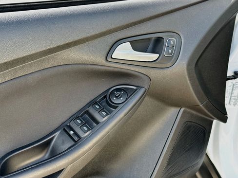 Used 2015 Ford Focus SE w/ SE Cold Weather Package FWD image 10