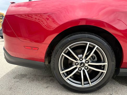 Used 2012 Ford Mustang GT Premium w/ HID Headlamps & Security Pkg RWD image 29