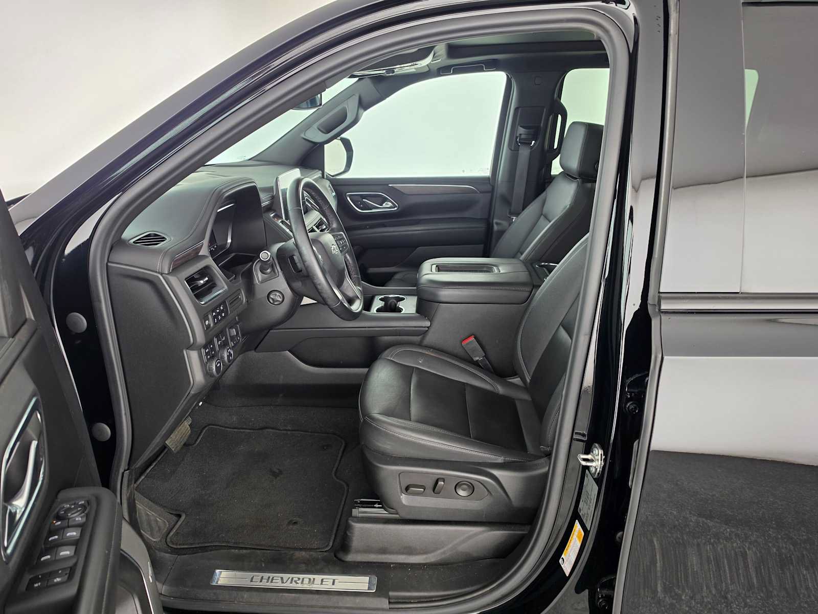 Used 2023 Chevrolet Suburban Z71 w/ Luxury Package AWD/4WD image 22