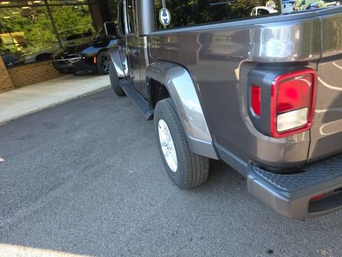 Used 2023 Jeep Gladiator Sport AWD/4WD image 11