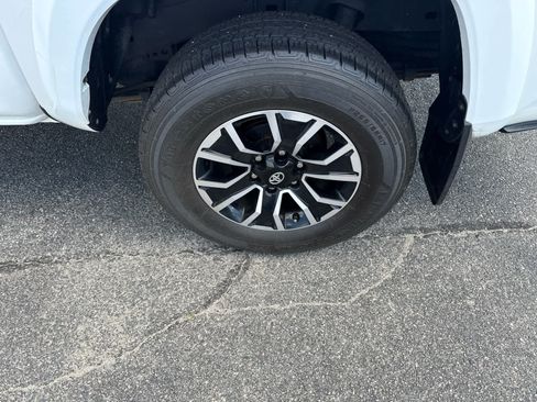 Used 2022 Toyota Tacoma TRD Sport AWD/4WD image 9