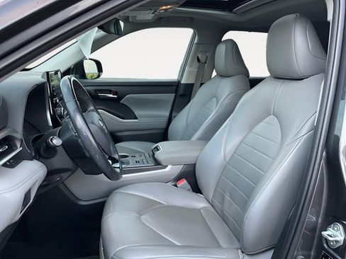 Used 2021 Toyota Highlander XLE AWD/4WD image 6