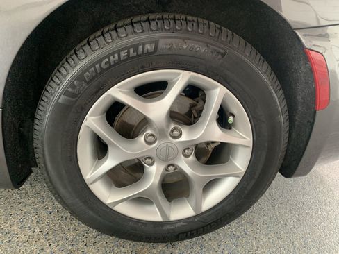 Used 2019 Chrysler Pacifica Touring Plus w/ Tire & Wheel Group FWD image 36