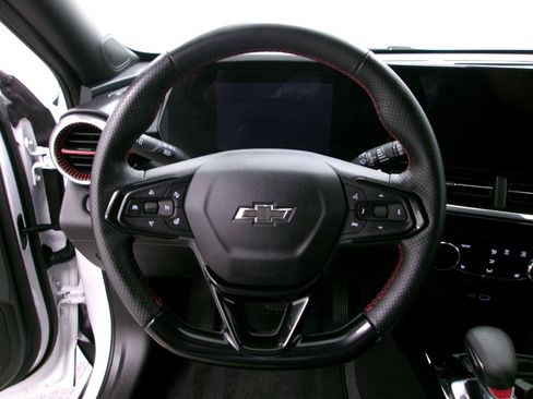 Used 2025 Chevrolet Trax RS w/ Driver Confidence Package FWD image 5