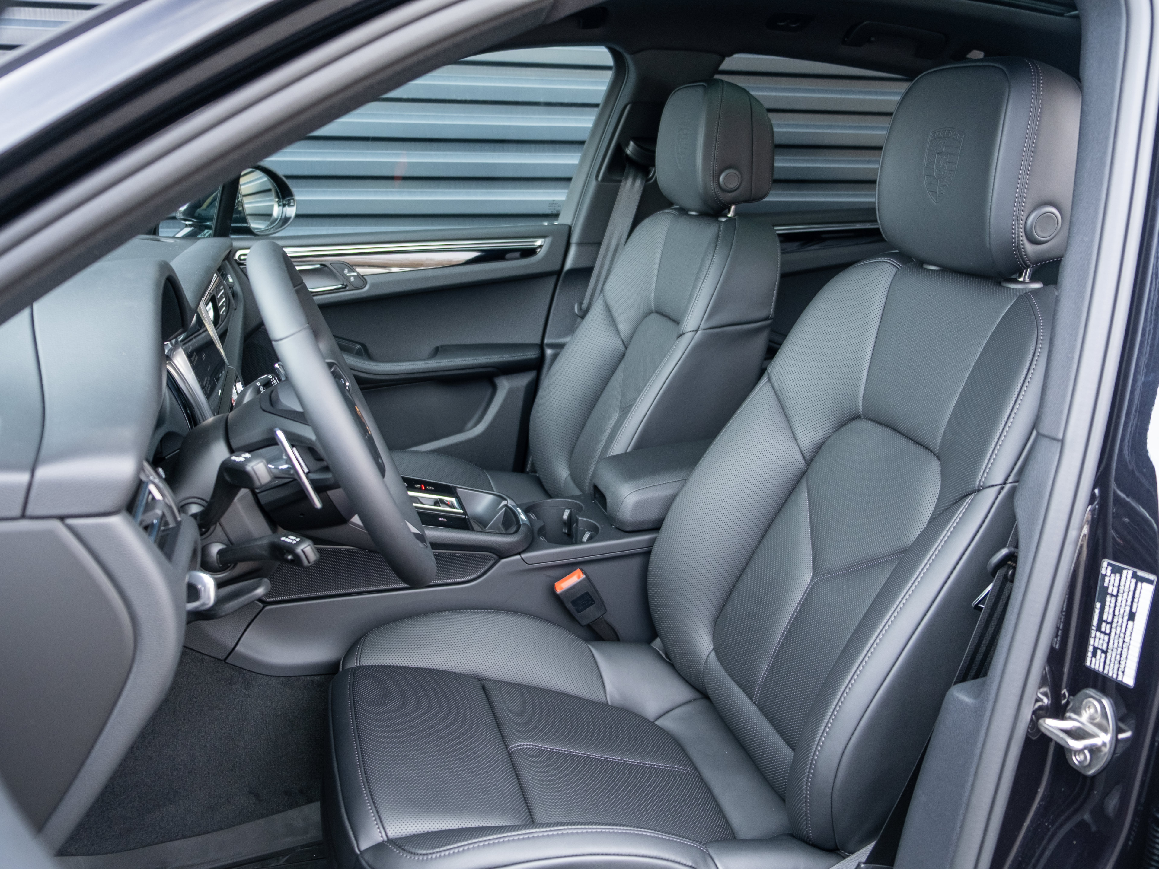 Certified 2026 Porsche Macan AWD/4WD image 5