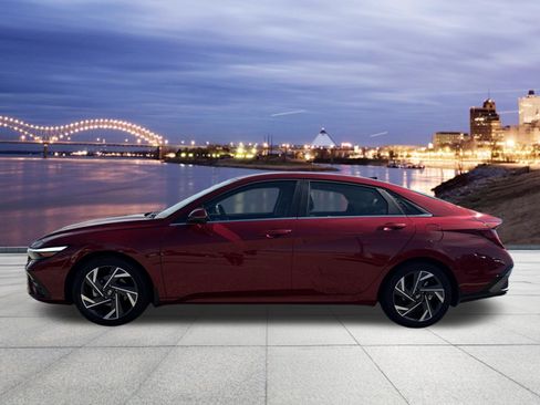 Certified 2025 Hyundai Elantra Limited FWD image 2