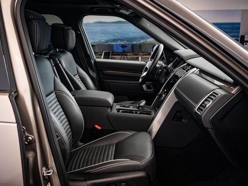 Certified 2024 Land Rover Discovery Metropolitan Edition image 22