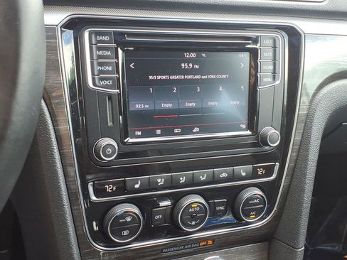 Used 2016 Volkswagen Passat 1.8T SE FWD image 14