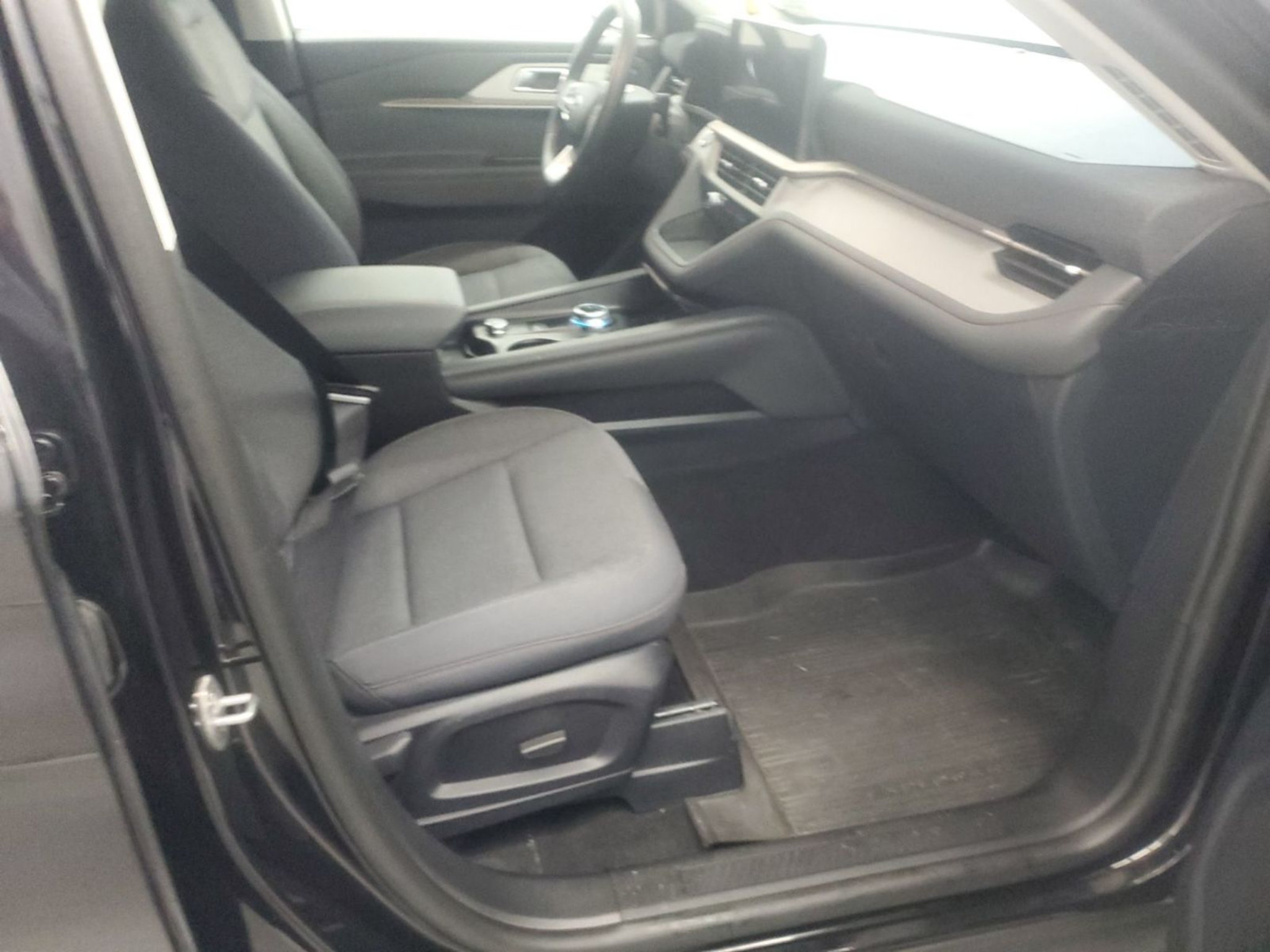 Used 2025 Ford Explorer Active AWD/4WD image 6