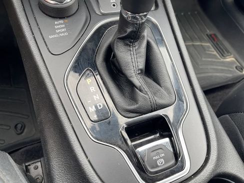 Used 2019 Jeep Cherokee Limited w/ Technology Group AWD/4WD image 21