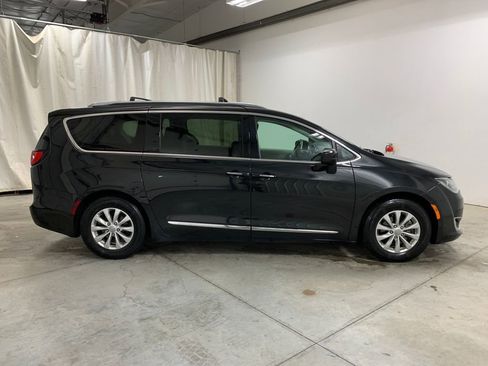Used 2018 Chrysler Pacifica Touring-L Plus image 30