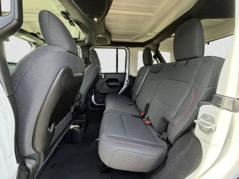 Used 2025 Jeep Wrangler Unlimited Rubicon AWD/4WD image 15