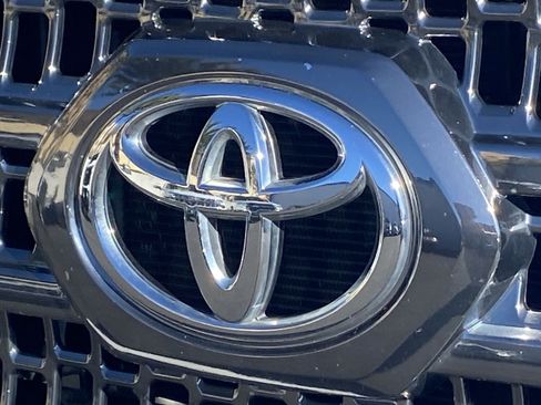 Used 2017 Toyota Tacoma TRD Sport image 33