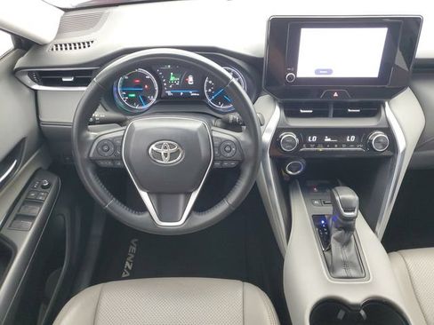 Used 2024 Toyota Venza LE AWD/4WD image 17