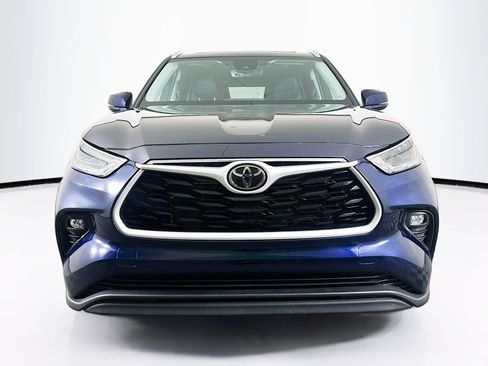 Used 2024 Toyota Highlander XLE image 2