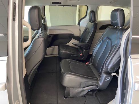 Used 2024 Chrysler Pacifica Touring-L FWD image 15