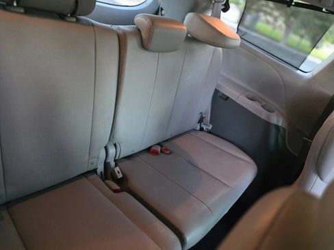 Used 2017 Toyota Sienna XLE FWD image 18