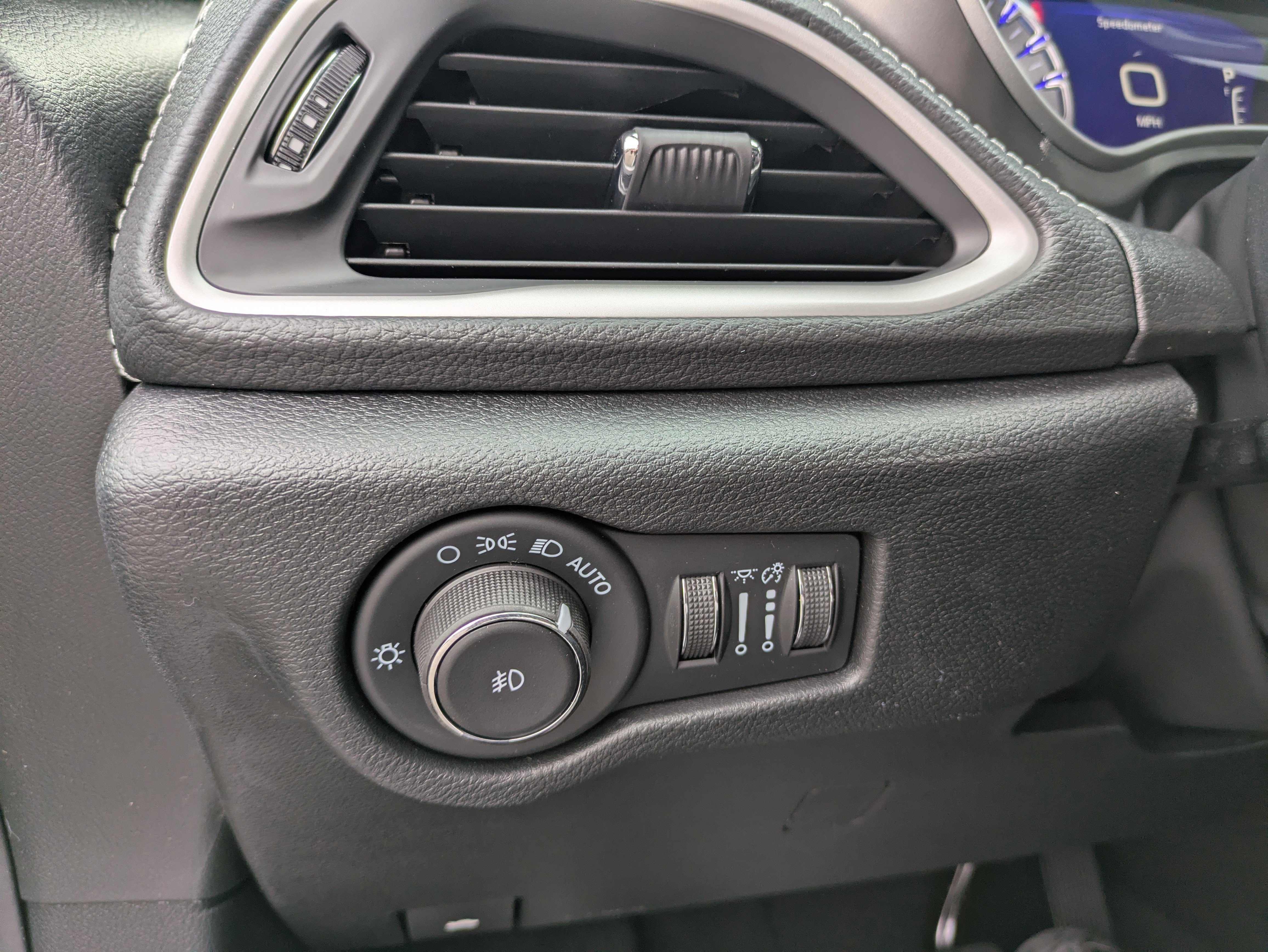 Used 2026 Chrysler Pacifica Select FWD image 25