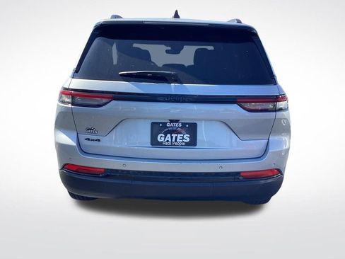 Used 2024 Jeep Grand Cherokee Altitude image 8