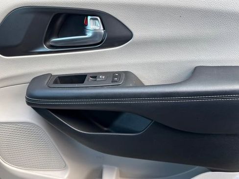 Used 2024 Chrysler Pacifica Touring-L image 20