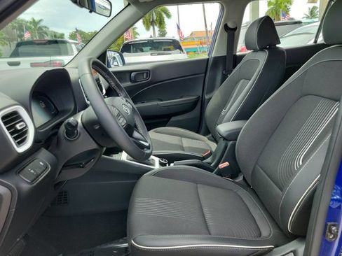Used 2025 Hyundai Venue Limited FWD image 12