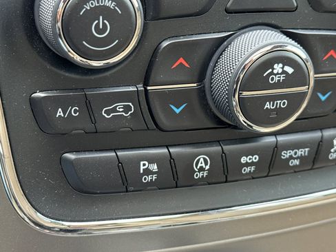 Used 2018 Jeep Grand Cherokee Overland AWD/4WD image 29