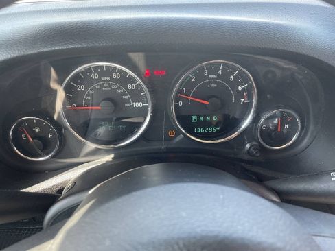 Used 2015 Jeep Wrangler Unlimited Rubicon w/ Connectivity Group AWD/4WD image 18