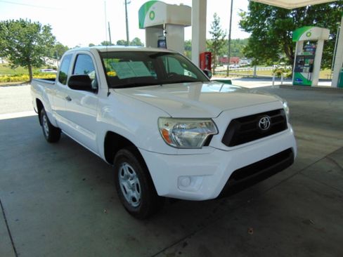 Used 2015 Toyota Tacoma 2WD Access Cab image 2