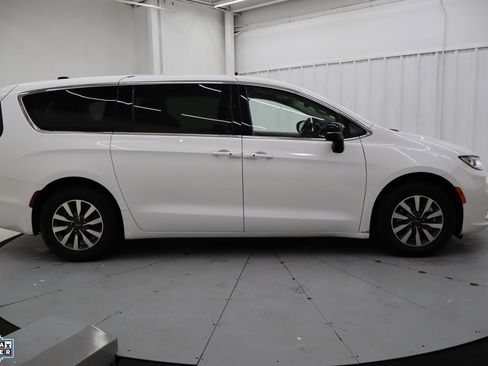 Used 2024 Chrysler Pacifica Select image 2