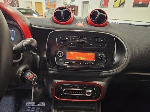 Used 2017 smart fortwo pure RWD image 30