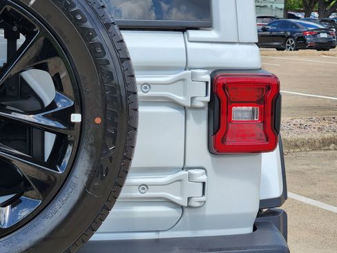 Used 2025 Jeep Wrangler Sahara image 16