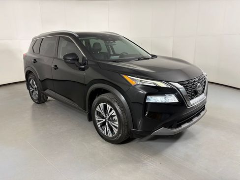 Used 2022 Nissan Rogue SV w/ SV Premium Package FWD image 2