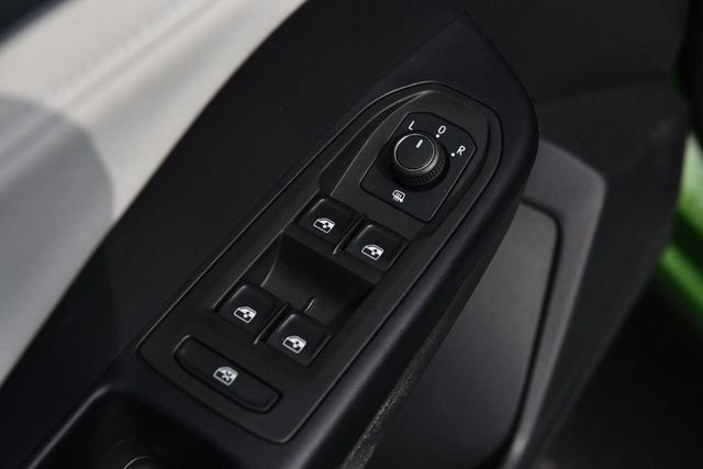 Used 2025 Volkswagen Taos SE AWD/4WD image 8