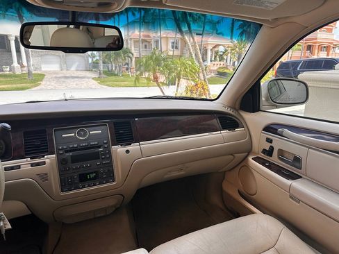 Used 2007 Lincoln Town Car Signature Limited RWD image 13
