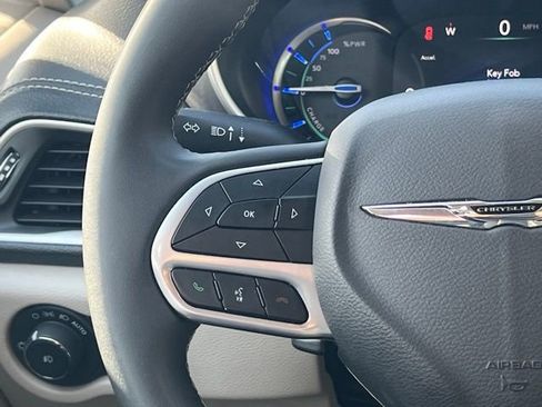 Used 2024 Chrysler Pacifica Select image 21