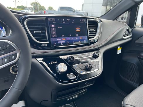 New 2027 Chrysler Pacifica Select FWD image 19