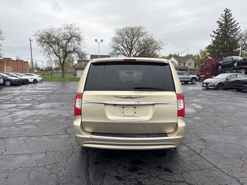 Used 2011 Chrysler Town & Country Touring FWD image 7