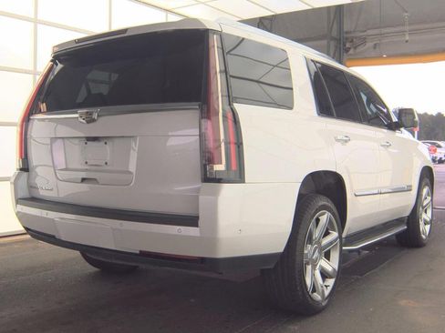 Used 2017 Cadillac Escalade Luxury AWD/4WD image 3