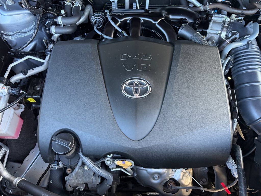 Used 2021 Toyota Highlander XLE AWD/4WD image 20