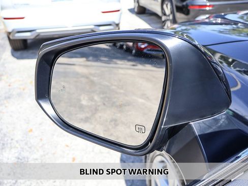 Used 2024 Toyota Highlander LE image 4