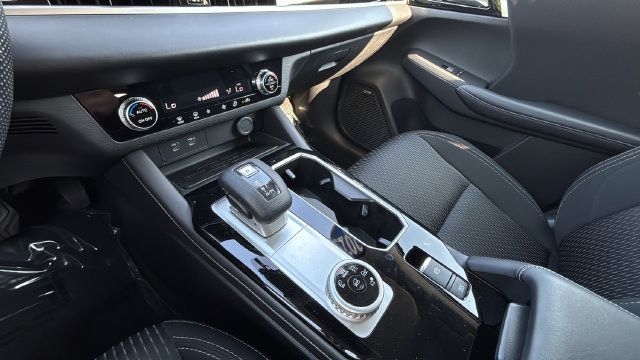 Used 2025 Mitsubishi Outlander ES FWD image 14