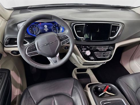 Used 2022 Chrysler Pacifica Touring-L FWD image 2