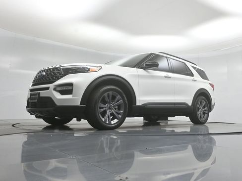 Used 2023 Ford Explorer XLT w/ Equipment Group 202A RWD image 43