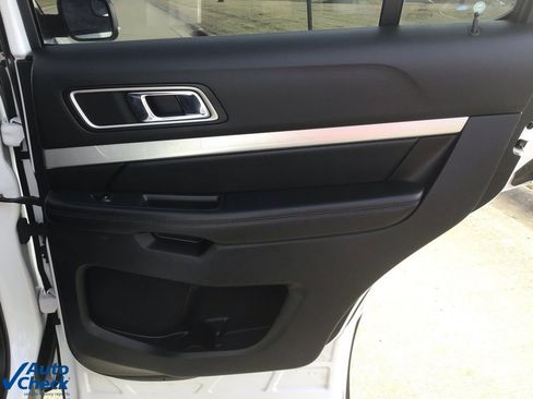 Used 2017 Ford Explorer XLT image 15