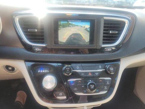 Used 2021 Chrysler Voyager Lxi FWD image 17